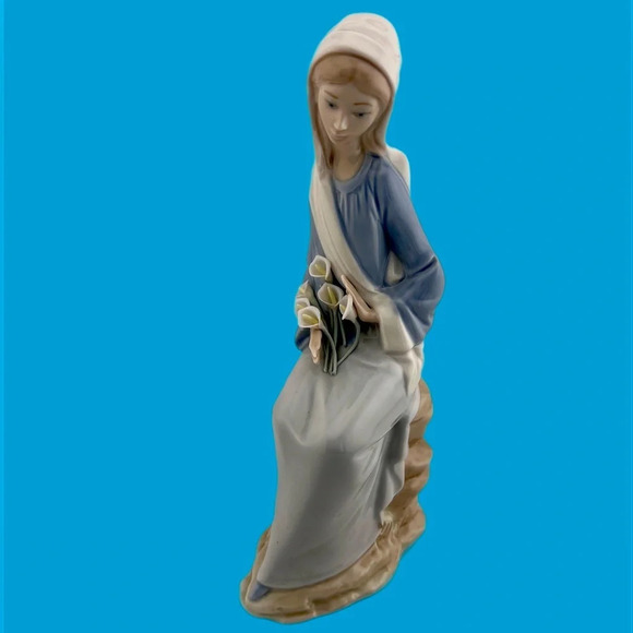 Vintage Llardo “girl Sitting with Lilies “a very rare Lladro a gorgeous gift! - Picture 1 of 9